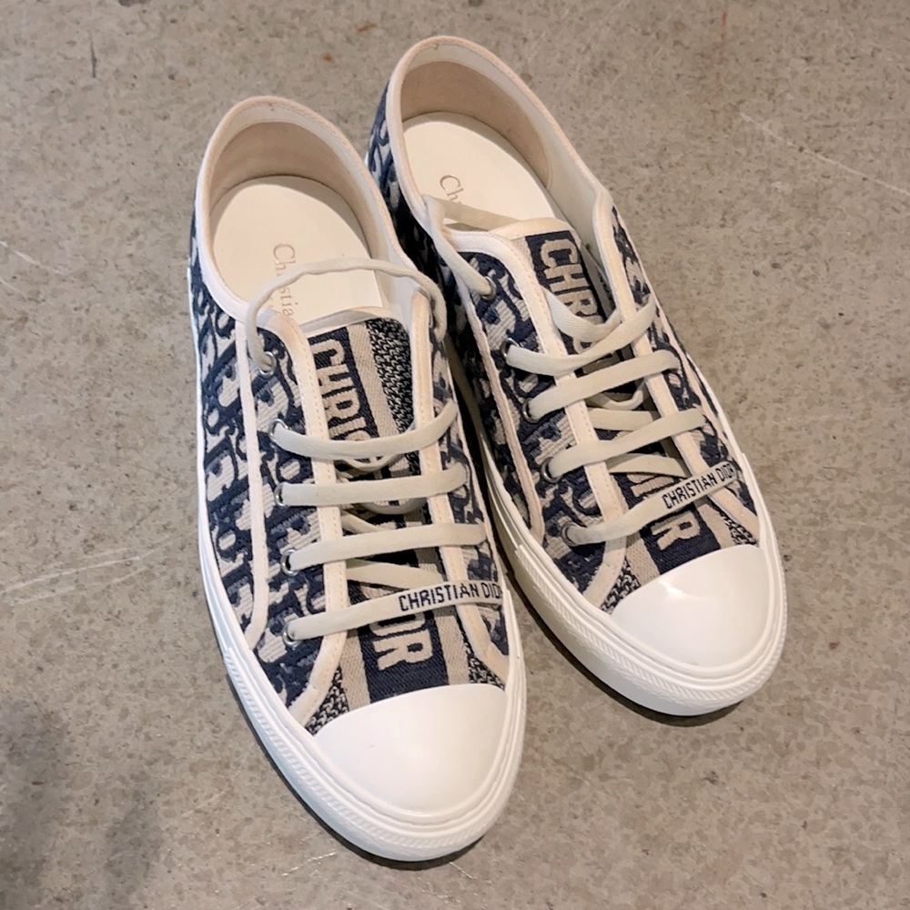 Christian Dior “WALK'N'DIOR SNEAKER”
Deep Blue Dior Oblique Embroidered Cotton